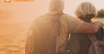 Zdjęcie przedstawia parę seniorów odwróconych plecami