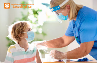 Zdjęcie przedtsawia pielęgniarkę szczepiącą dziecko